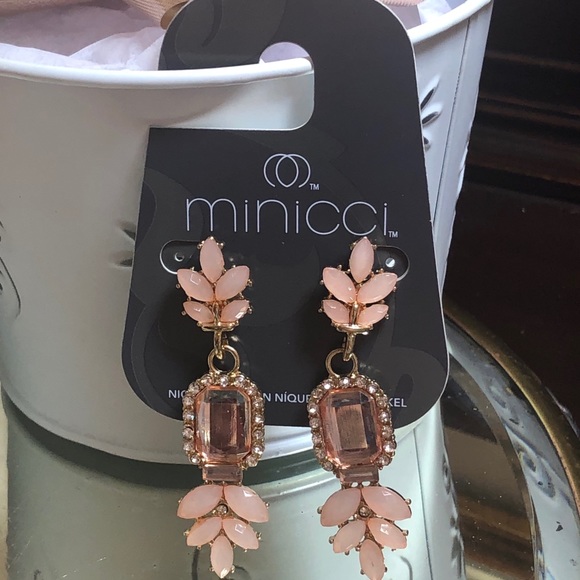 Minicci Jewelry - 🆑💎3/$25💎Minicci Pink dangle statement earrings